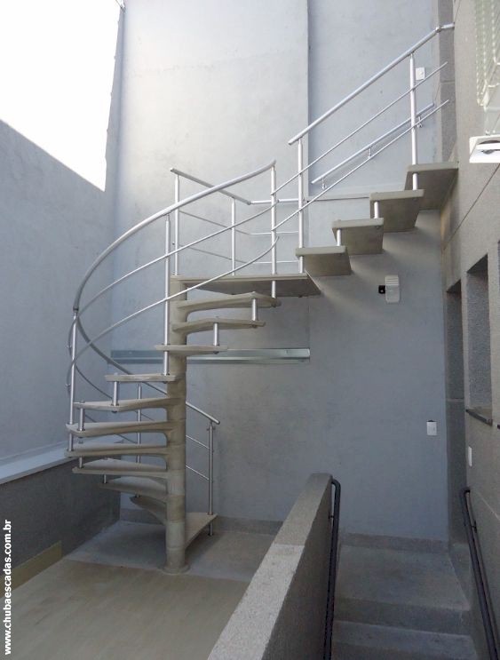escada caracol concreto corrimao vazada