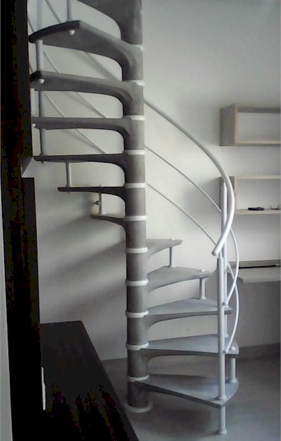 escada caracol concreto corrimao aluminio aneis de acabamento 