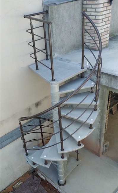 escada caracol concreto com corrimao aluminio